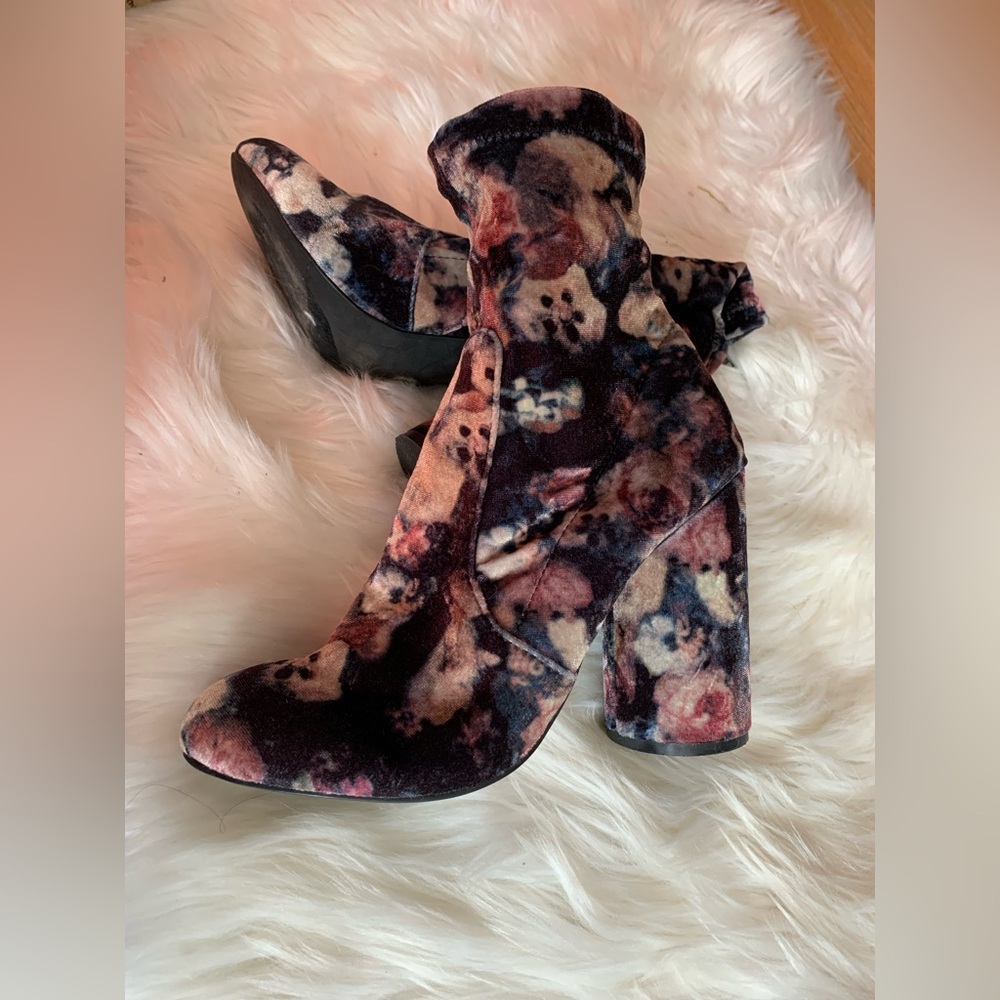 Velvety ankle booties - flower pattern like new chunky heel